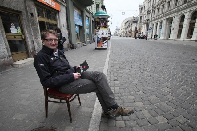 Przemek Lipiński wziął udział w niedzielnej akcji &quot;Przynieś krzesło na Piotrkowską&quot;.