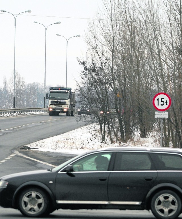 Inspektorzy skontrolują ciężarówki na wiadukcie