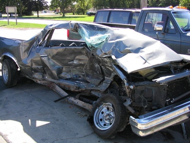 Źródło: http://commons.wikimedia.org/wiki/File:Car_crash_2.jpg
