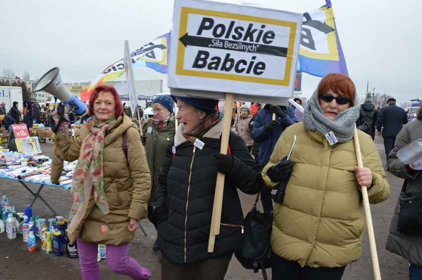 Polskie Babcie w Piotrkowie - manifestacja antyrządowa na...