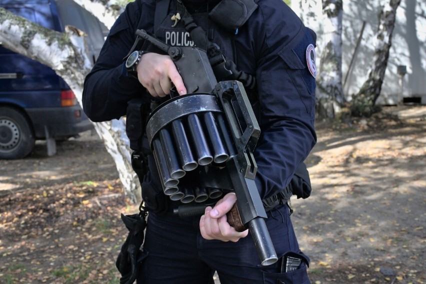 Krakowscy policjanci szkolili się na poligonie z obsługi broni bojowej ZDJĘCIA