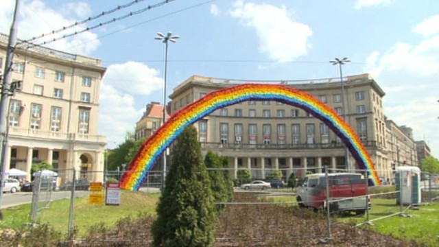 Tęcza na Placu Zbawiciela wciąż budzi kontrowersje