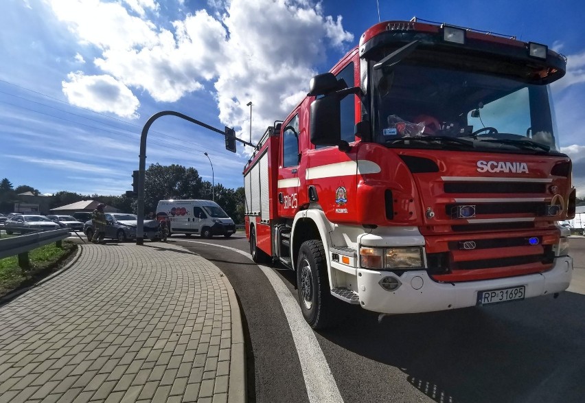 W Żurawicy pod Przemyślem kierujący luksusowym mercedesem uderzył w skodę [ZDJĘCIA]