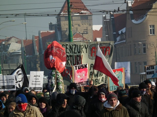 W poznańskiej manifestacji przeciw ACTA wzięło udział około 400 osób. Demonstracja trwała godzinę - od 14 do 15