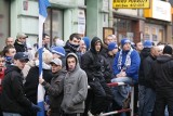 Manifestacja kibiców Ruchu Chorzów. Fani Niebieskich idą pod Urząd Miasta walczyć o stadion