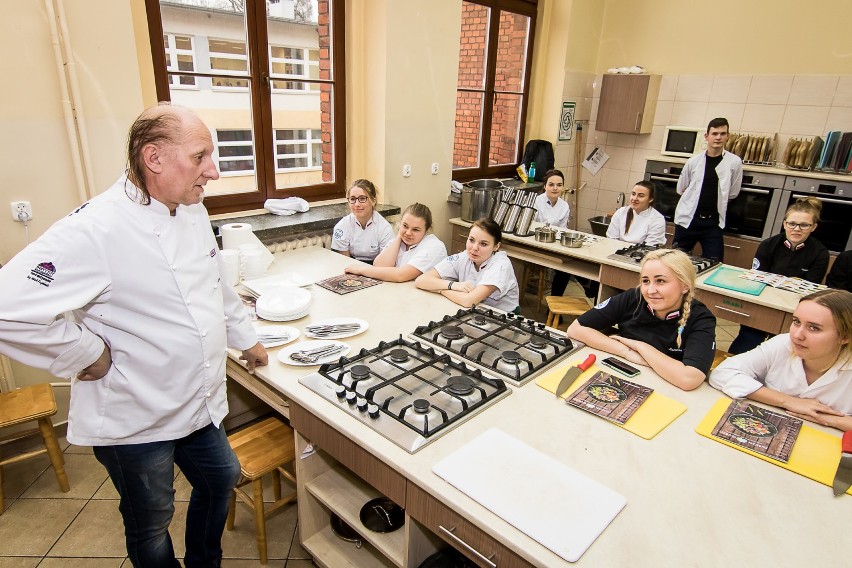 Uczniowie gastronomika uczyli się od mistrza. Warsztaty...