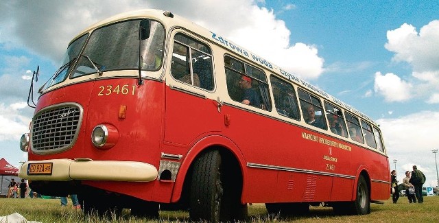 Na wycieczkę po terenie stoczni będzie można pojechać Jelczem "Ogórkiem" z 1984 r.