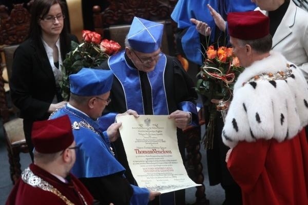 Profesor Tomas Venclova, litewski poeta, odbiera tytuł doctora honoris causa z rąk rektora Bernarda Lammka
