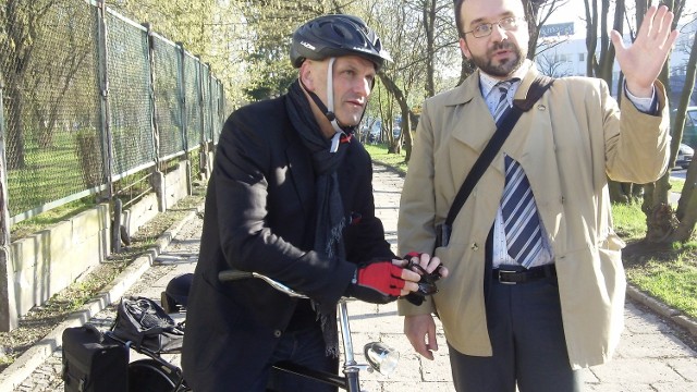 Planowaną ścieżką rowerową od Ronda Solidarności do Manufaktury. Planowaną trasą przejechali wiceprezydent  Łodzi Radosław Stępień i oficer rowerowy Witold Kopeć.