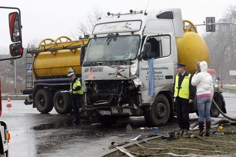 Wypadek cysterny z autobusem na obwodnicy lubińskiej