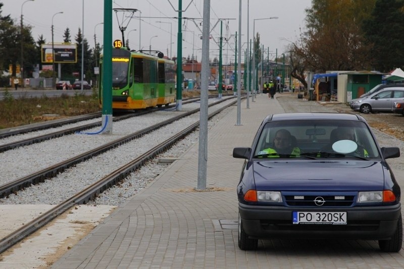 Poznań: Tłumy przy cmentarzach. Policjanci kierują ruchem [ZDJĘCIA]