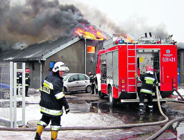 Przez prawie cztery godziny strażacy gasili sortownię