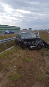 Cedry Małe: Samochód uderzył w barierki i wypadł z drogi. Nikt nie został rannny [ZDJECIA]
