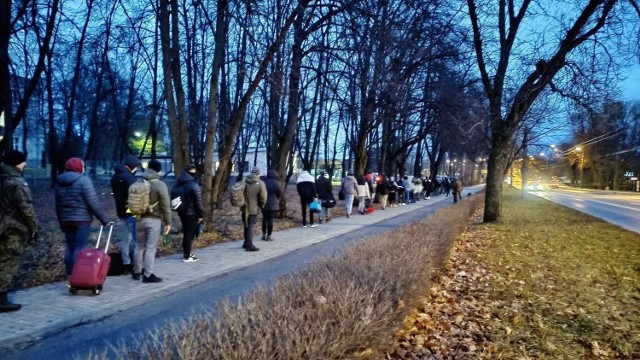 Kolejka chętnych do wcielenia do 2LBOT przed bramą główną koszar przy Drodze Męczenników Majdanka w Lublinie