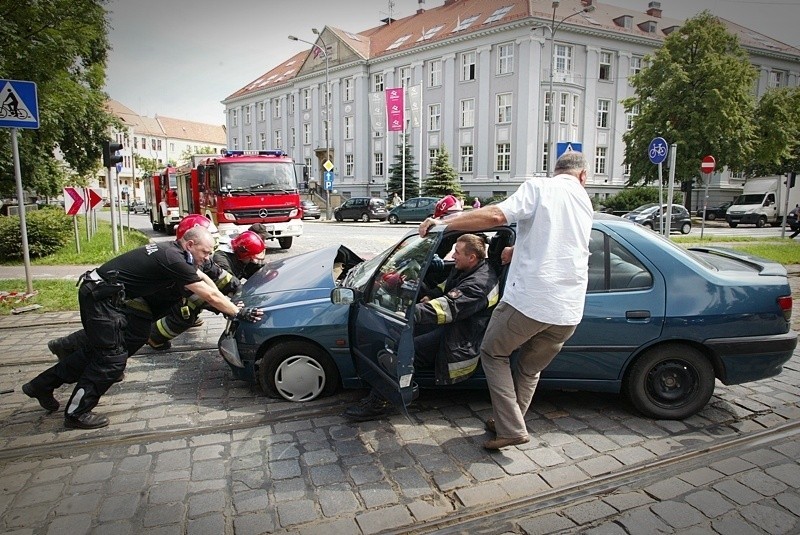 Wrocław: Wypadek na Powstańców Śląskich (ZDJĘCIA, FILM)