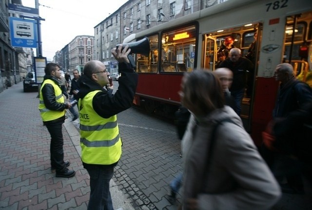 Pierwszy dzień wstrzymania komunikacji tramwajowej przez Rynek w Katowicach