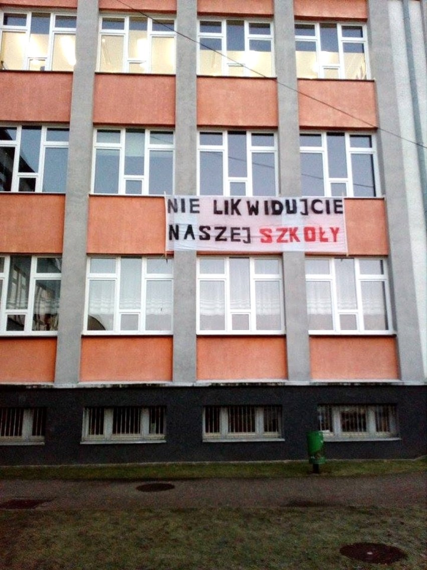 Pracownicy Gimnazjum nr 3 w Malborku sprzeciwiają się planom likwidacji ich szkoły
