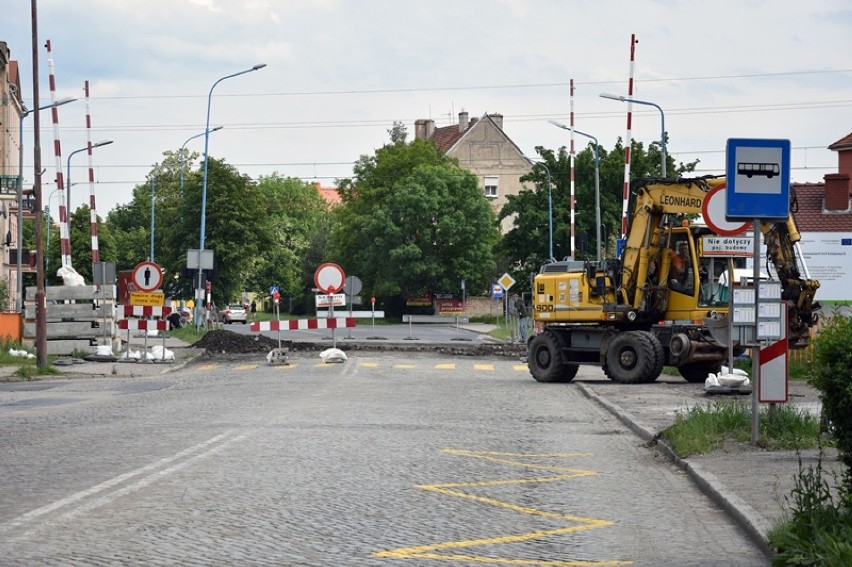 Przejazd na ulicy Chojnowskiej w Legnicy jest zamknięty! Jak jechać, gdzie przystanki? [ZDJĘCIA]