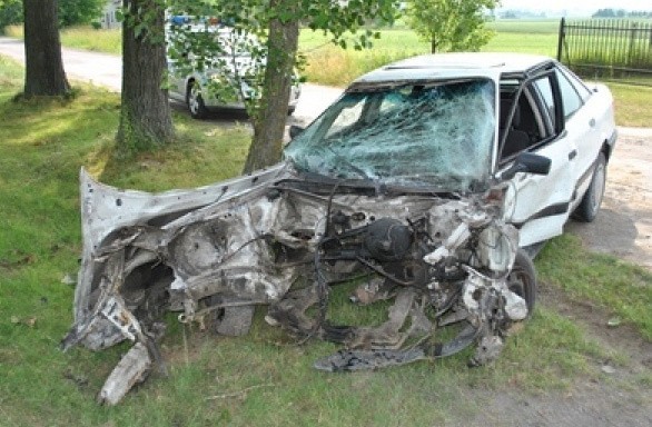 Bystrzejowice Drugie: Pijany 25-latek uderzył autem w drzewo