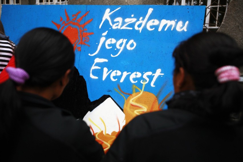 Jelenia Góra: Nepalskie Szerpanki wspólnie z młodzieżą malowały grafiti w I LO im. Stefana Żeromskiego (ZDJĘCIA)