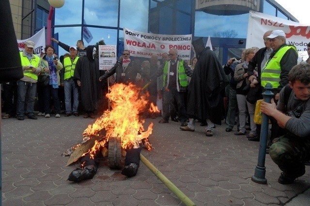 Manifestacja Solidarności w Częstochowie i spalenie kukły...