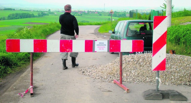 Drogę na Górnym Gościńcu w Łapczycy zniszczyły deszcze, ale także sami kierowcy, którzy bagatelizowali ustawione znaki zakazu wjazdu