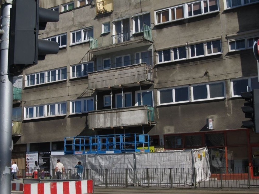 Wrocław: Demontują balkony, które zagrażały przechodniom. Nowe będą bezpieczniejsze (ZDJĘCIA)