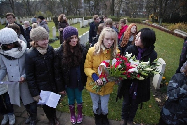 W poniedziałek złożono kwiaty na mogiłach brytyjskich żołnierzy, którzy są pochowani na poznańskiej Cytadeli