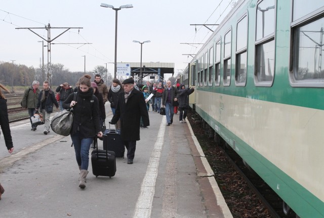 Tłumy podróżnych nie mieszczą się w pociągach do stolicy