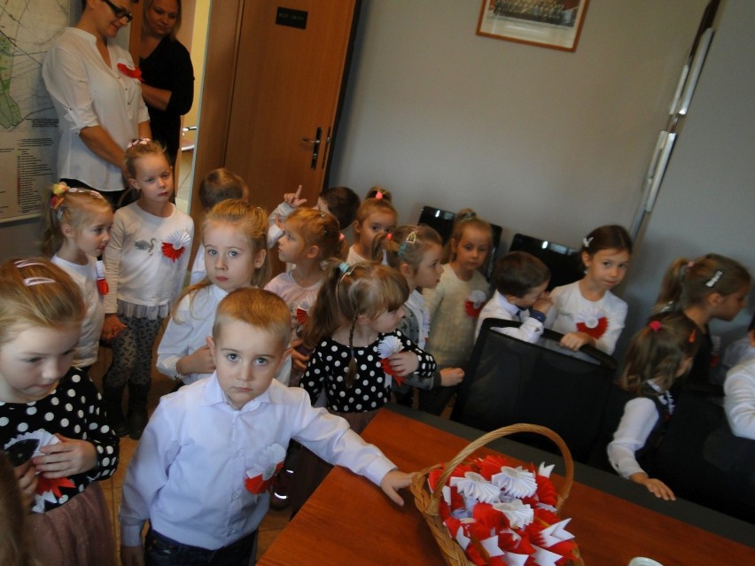 Dzieci z oddziału przedszkolnego w Konojadzie  złożyły wizytę w Urzędzie Gminy Kamieniec [ZDJĘCIA]