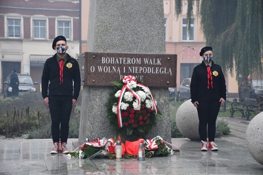 Góra. 11 listopada i skromne obchody Narodowego Święta Niepodległości. Samorządowcy złożyli kwiaty pod Pomnikiem Wolności [ZDJĘCIA]