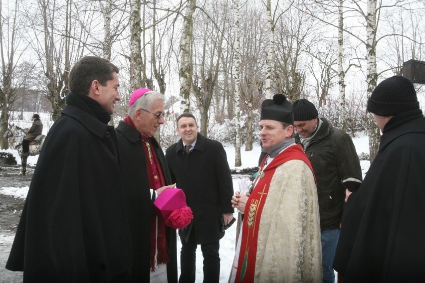 Arcybiskup Wiktor Skworc na procesji konnej w Pietrowicach Wielkich [ZDJĘCIA]