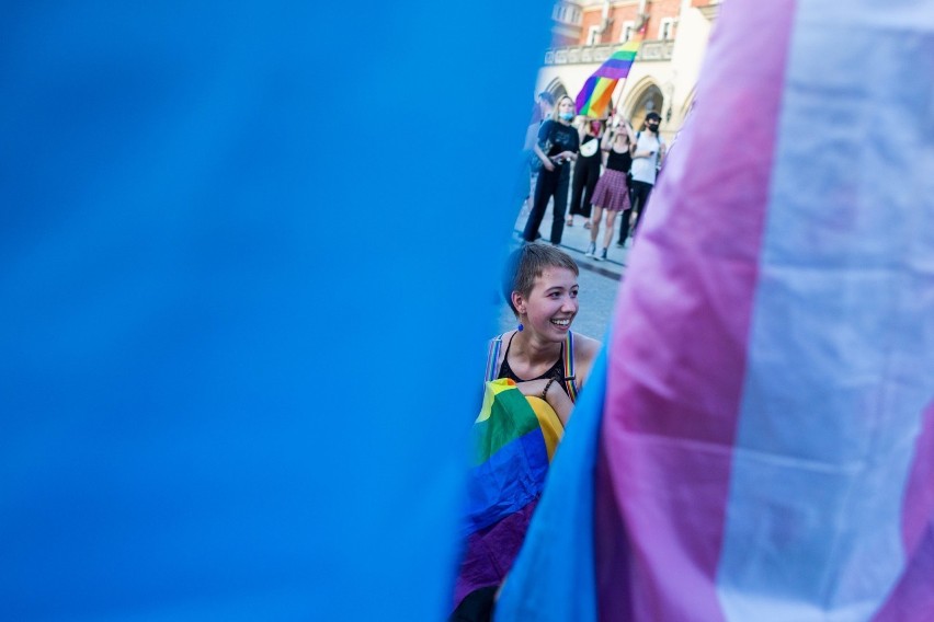 Kraków. Zamanifestowali solidarność ze społecznością LGBT. Protestowali przeciwko nienawiści i wykluczeniu [ZDJĘCIA]