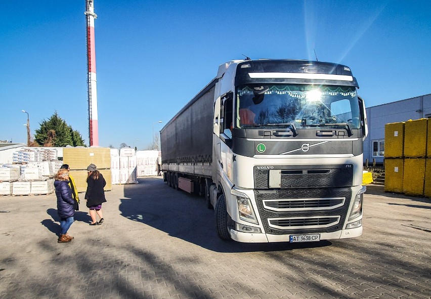 Leszno. Ciężarówka wypakowana darami pojechała dziś na Ukrainę. Transport ze specjalną przepustką ZDJĘCIA