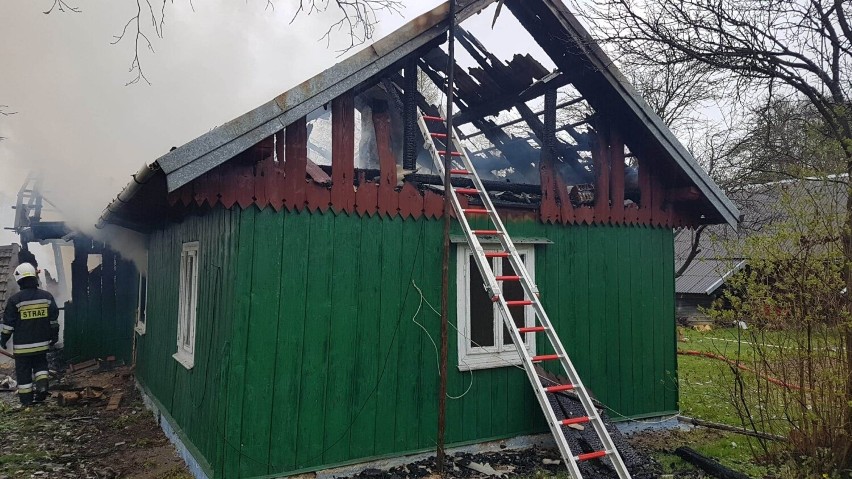 Z palącego się drewnianego domu ewakuowano dwie osoby