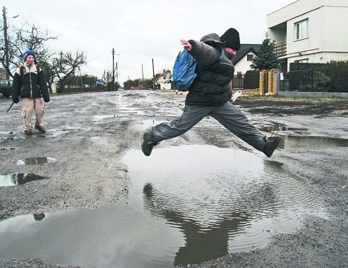 Po każdym deszczu i podczas odwilży ulica Szarotkowa jest jedną, wielką kałużą