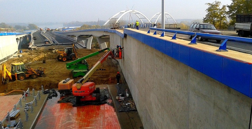 Na budowie mostu w Toruniu praca wre. Do otwarcia - kilka tygodni