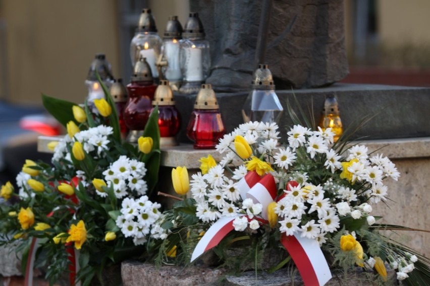 Uczcili pamięć ofiar katastrofy smoleńskiej w Bytowie. Była modlitwa, przemówienia i apel poległych 