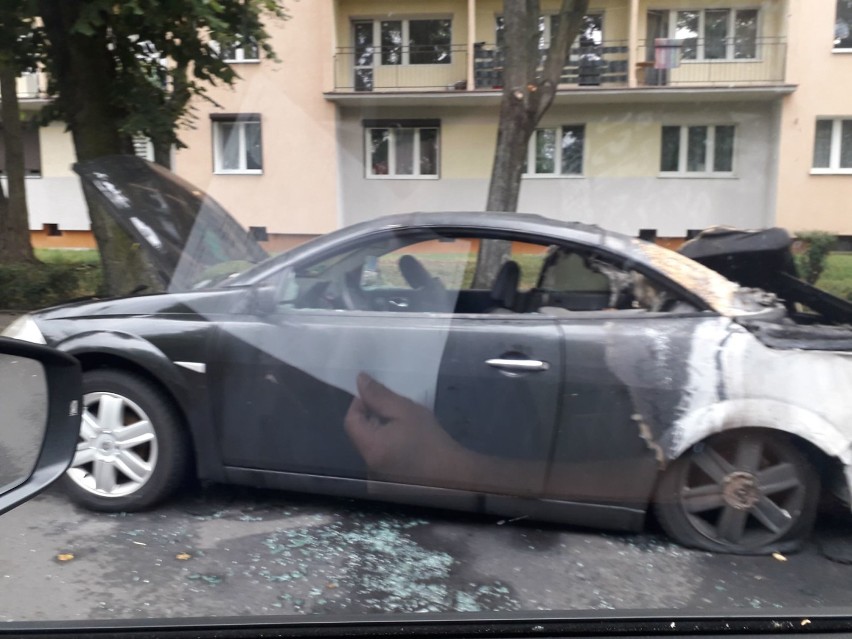 Samochód renault spłonął we Włocławku. To było podpalenie [zdjęcia]