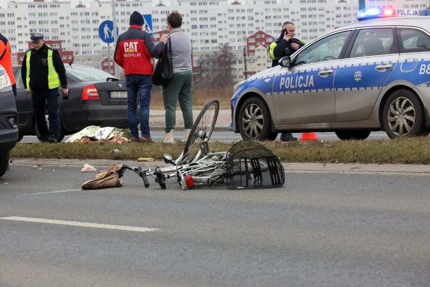 Wypadek na ulicy Piłsudskiego w Legnicy, ciężko ranny rowerzysta