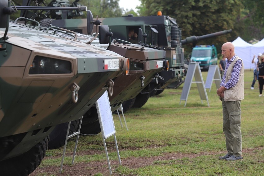 Święto Wojska Polskiego 2022 w Będzinie - ZDJĘCIA. W Parku Syberka odbył się piknik militarny. Były czołgi, wyrzutnie, transportery