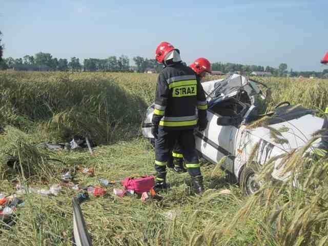 Auto z niewiadomych powodów zjechało nagle z jezdni,...