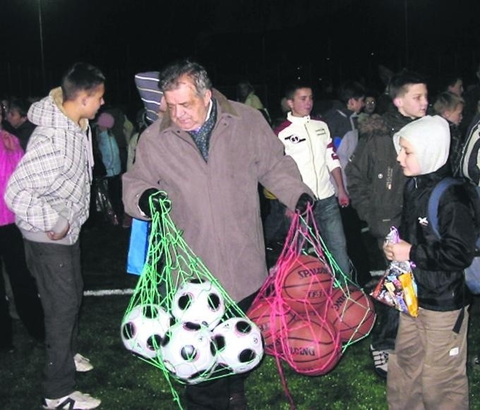 Burmistrz Marian Cycoń przekazał stadion Orlika młodzieży ze...