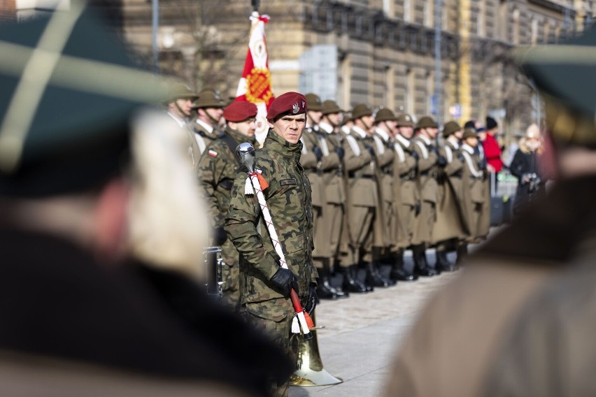 Kraków. 19 rocznica śmierci gen. Ryszarda Kuklińskiego. Na placu Jana Matejki i Jana Nowaka Jeziorańskiego złożono wieńce