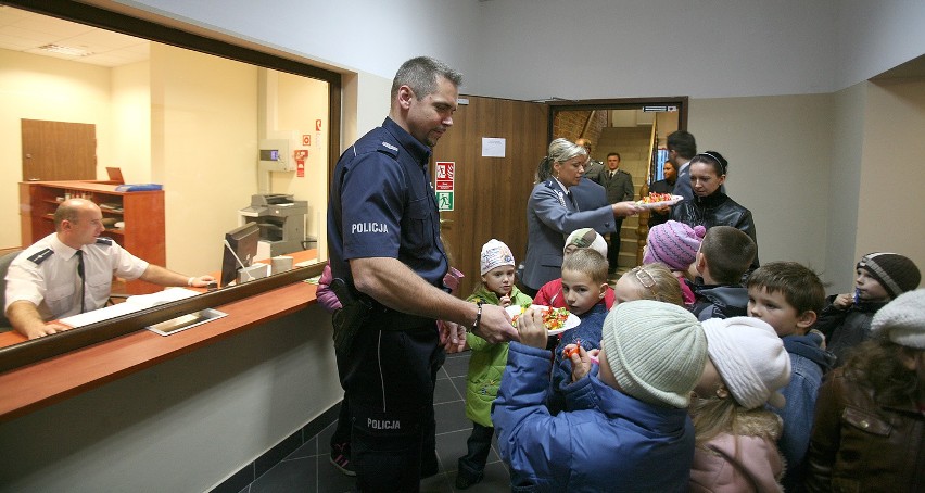 Nową komendę zwiedzały dzieci ze szkoły podstawowej nr 42