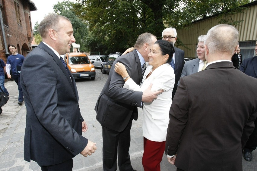 Tuskobus to ściema. Schetyna przyjechał autem