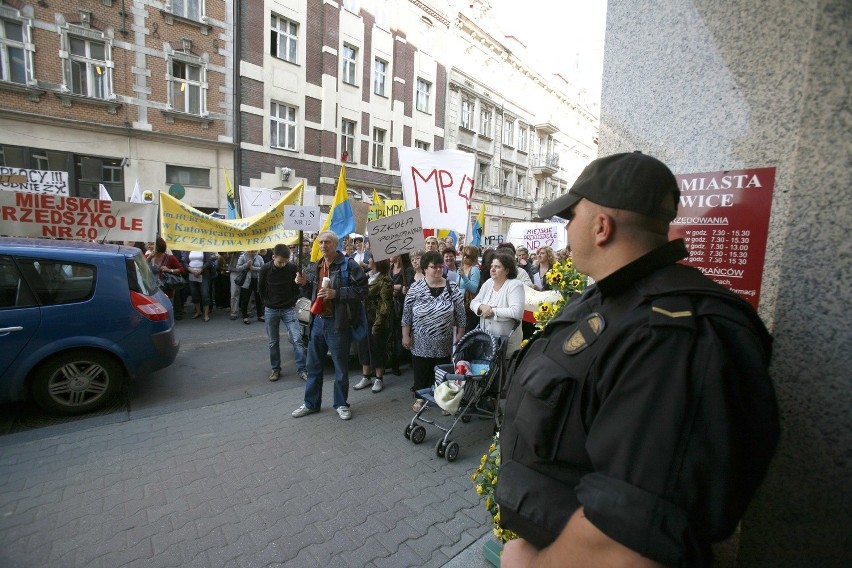 Pikieta pracowników oświaty przed Urzędem Miasta w Katowicach [ZDJĘCIA]