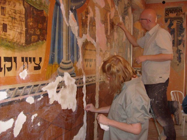 Agnieszka Trzos z pomocnikiem odnawia żydowskie malowidła