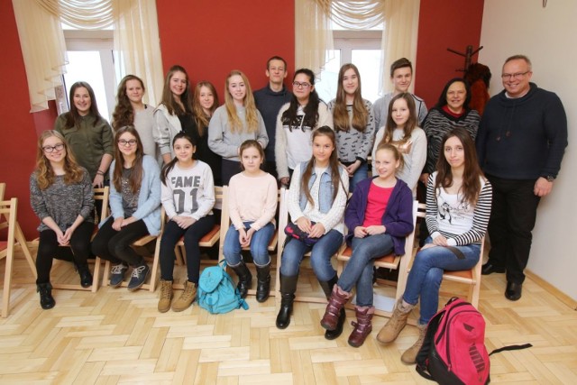 Zajęcia wokalne, prowadzone w Domu Kultury Zameczek przez Grażynę Łobaszewską, jak co roku przyciągnęły mnóstwo młodych pasjonatów śpiewu.