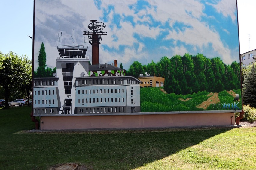 Lotniczy mural na bloku przy ul. Wróblewskiego w Łasku ZDJĘCIA